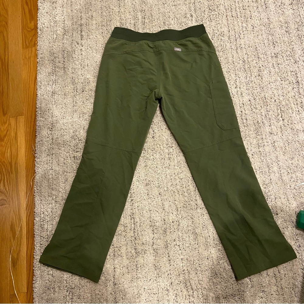 FIGS Kade Cargo Scrub Pants - Picture 4 of 4